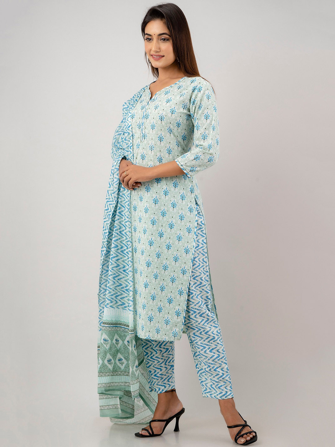 

Readiprint Fashions Floral Printed Sequinned Pure Cotton Kurta With Trousers & Dupatta, Sea green