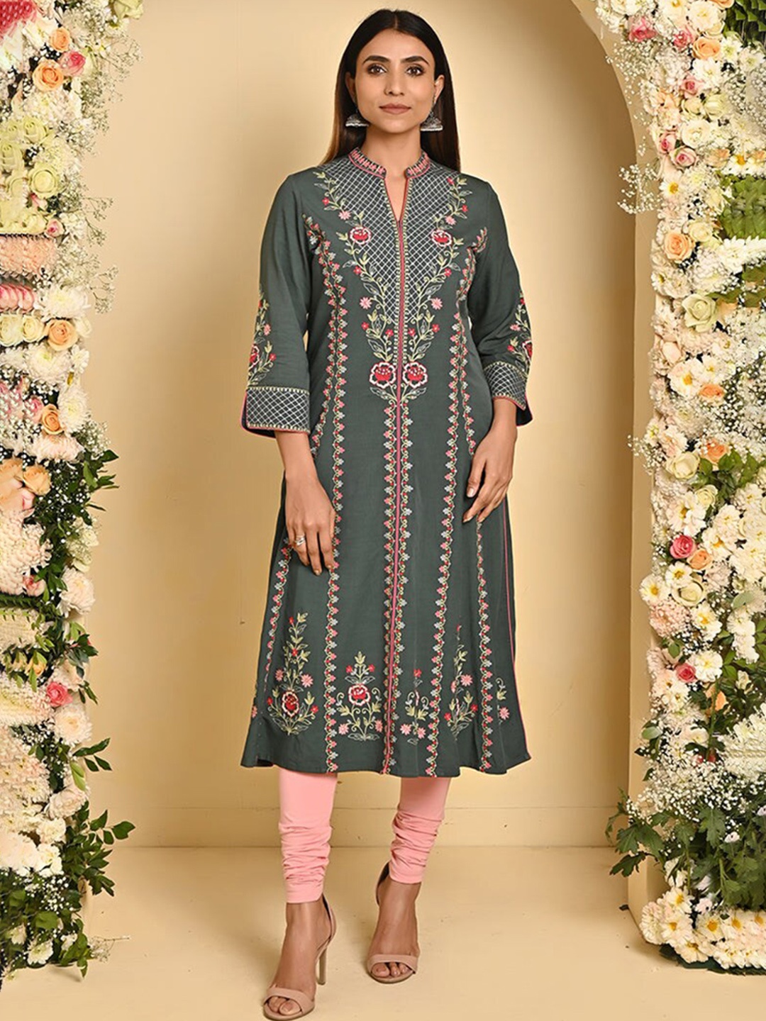 

Lakshita Plus Size Floral Embroidered Sequined Cotton Kurta, Green