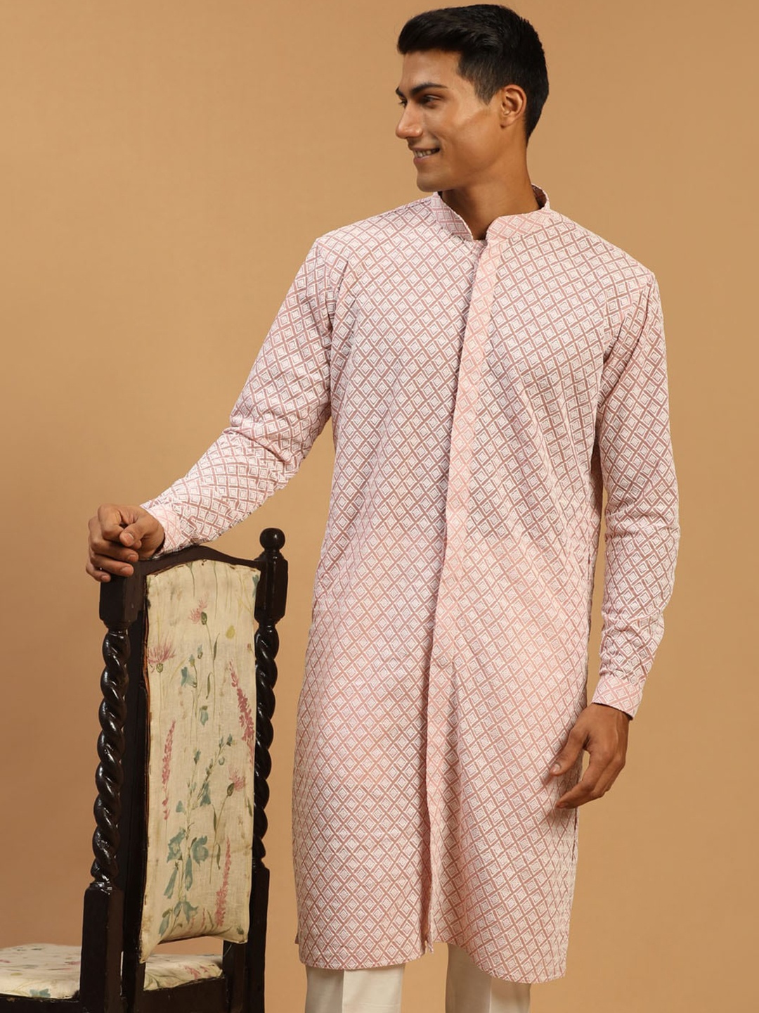 

VASTRAMAY Embroidered Mandarin Collar Chikankari Kurta, Pink