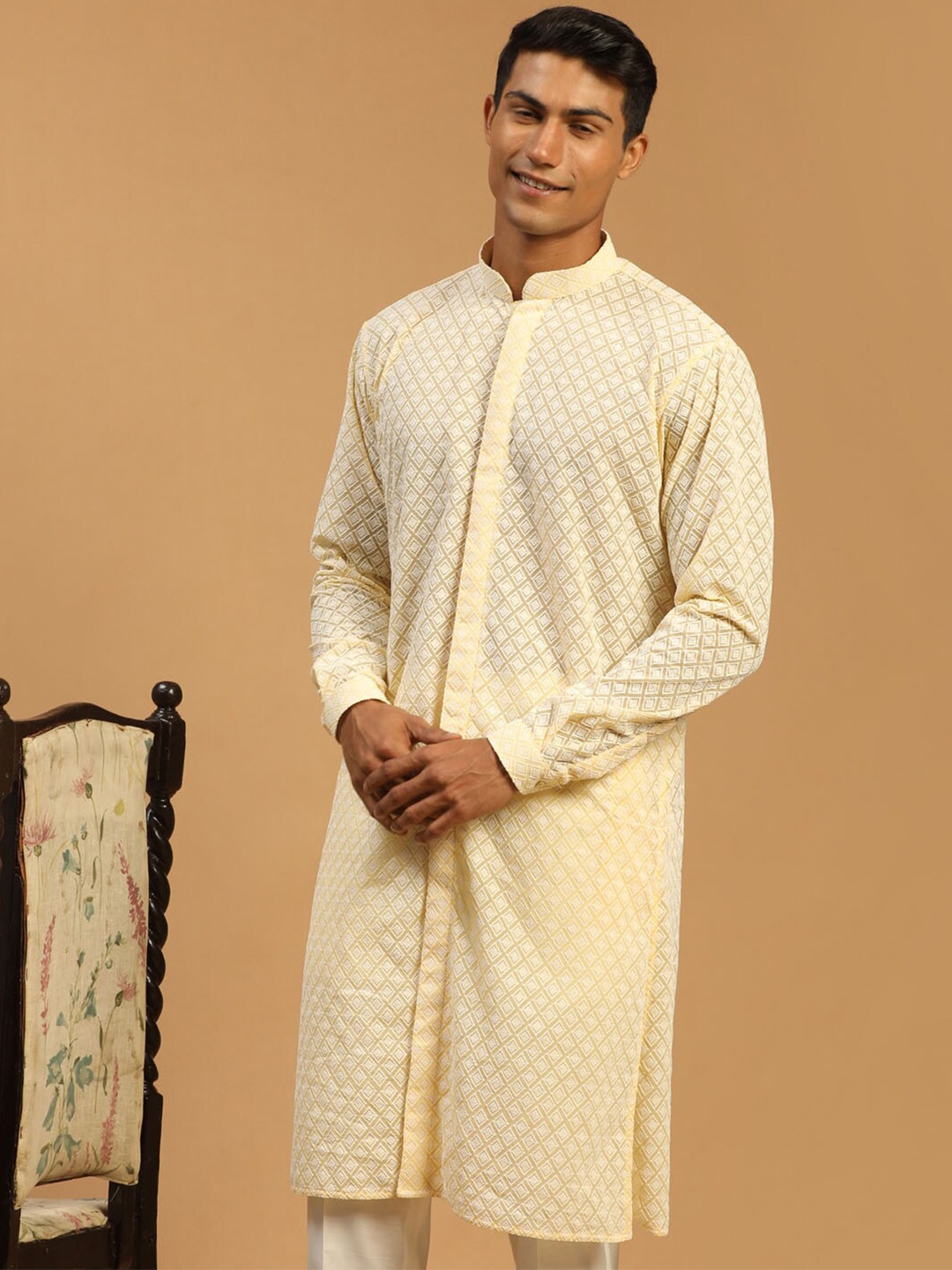 

VASTRAMAY Geometric Embroidered Mandarin Collar Chikankari Kurta, Yellow