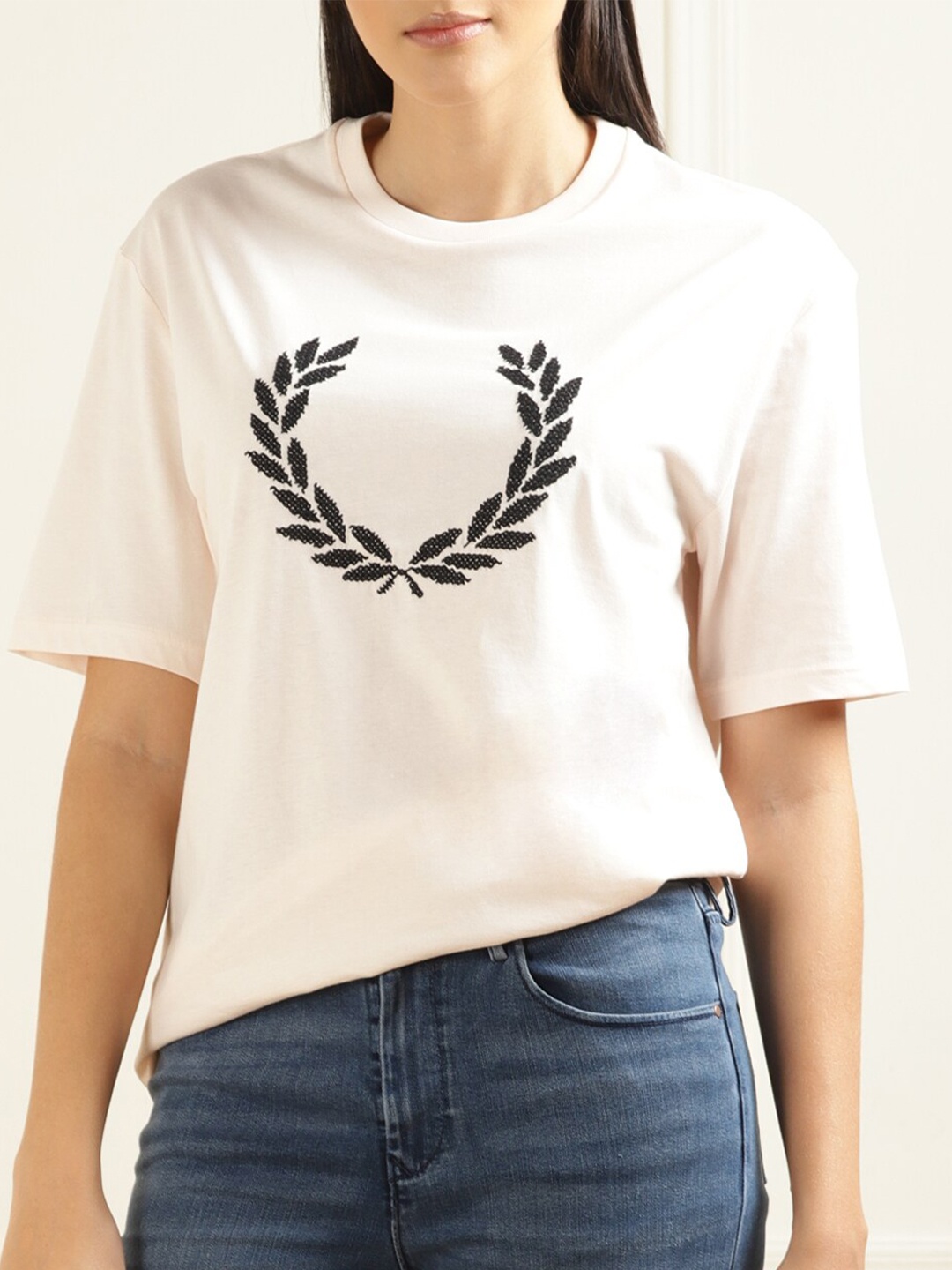 

Fred Perry Brand Logo Embroidered Drop-Shoulder Sleeves Cotton T-shirt, Off white