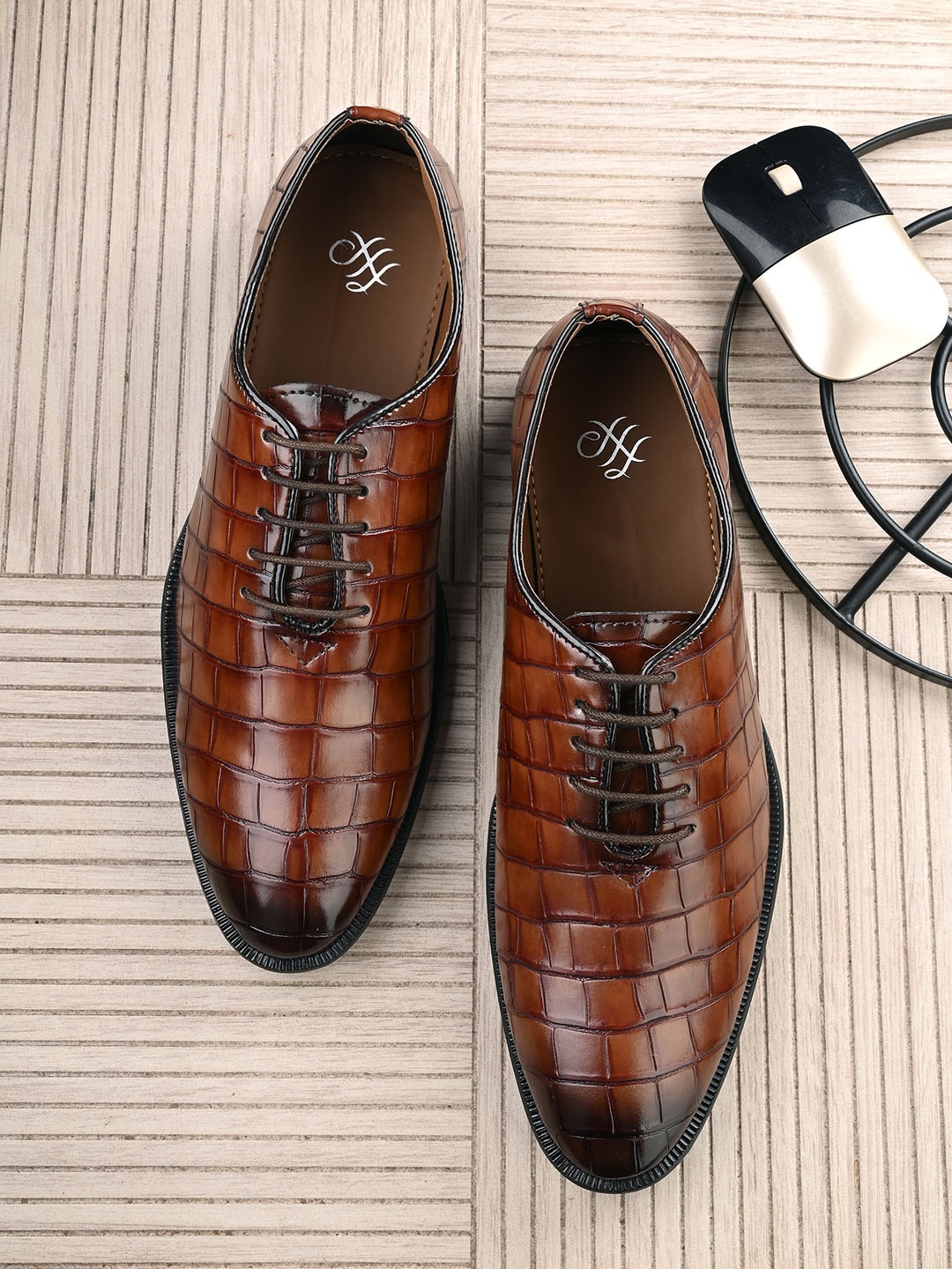 

House of Pataudi Men Textured Formal Oxfords, Brown