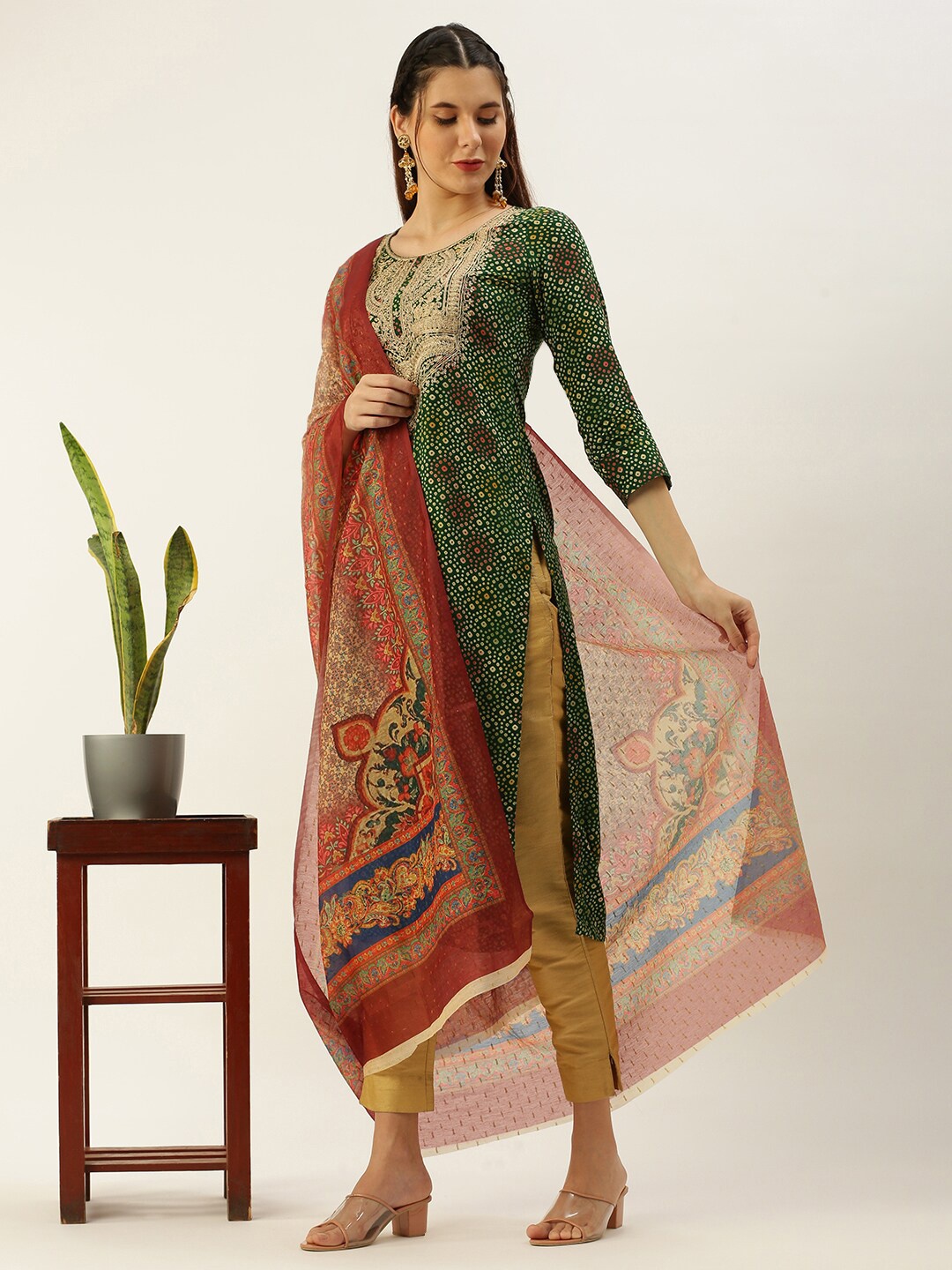 

Sanwara Floral Printed Zari Dupatta, Maroon