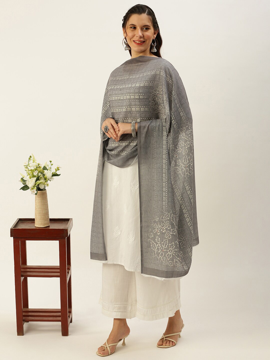 

Sanwara Motifs Printed Linen Batik Dupatta, Grey