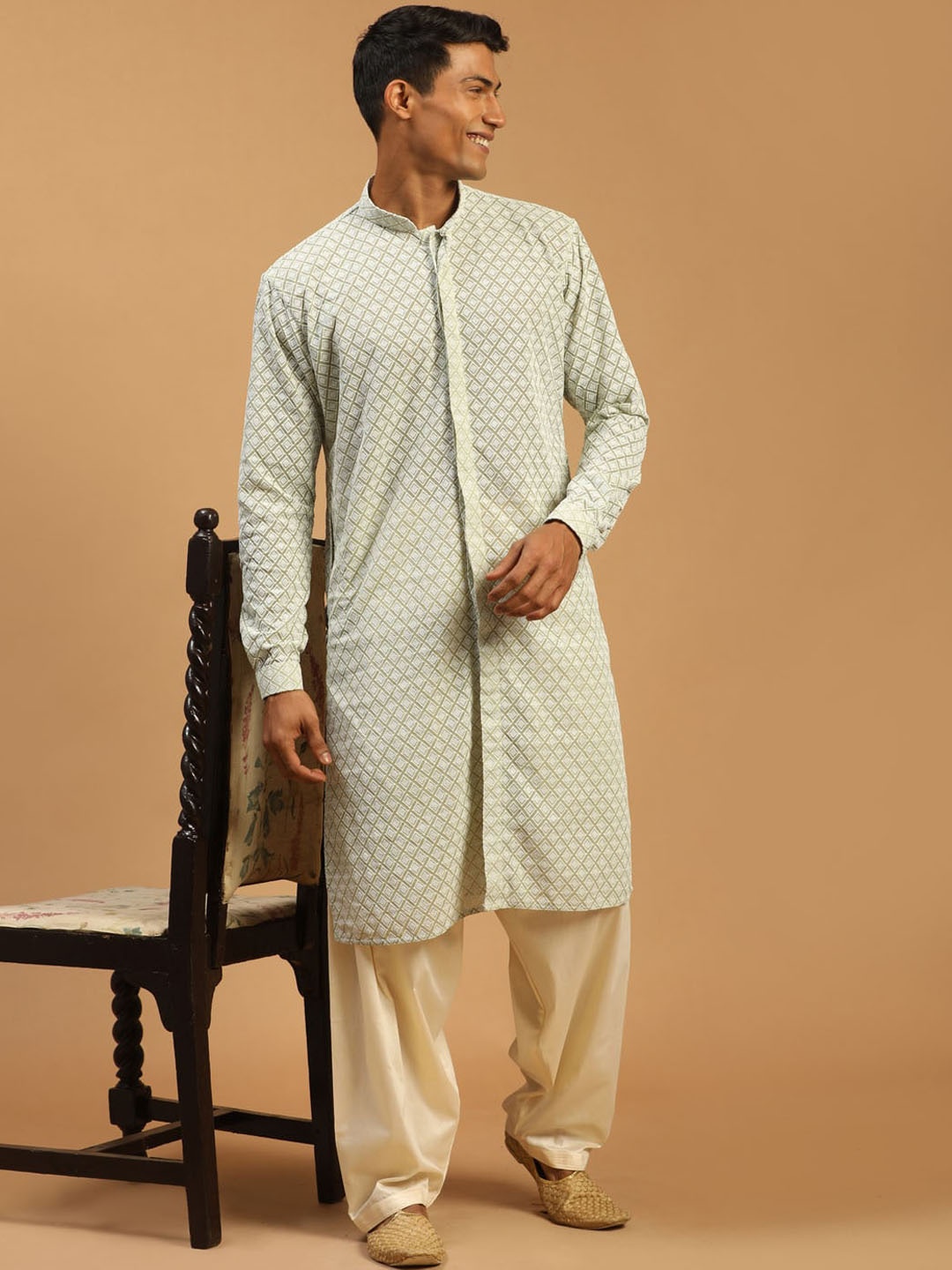 

VASTRAMAY Embroidered Mandarin Collar Chikankari Kurta With Salwar, Green