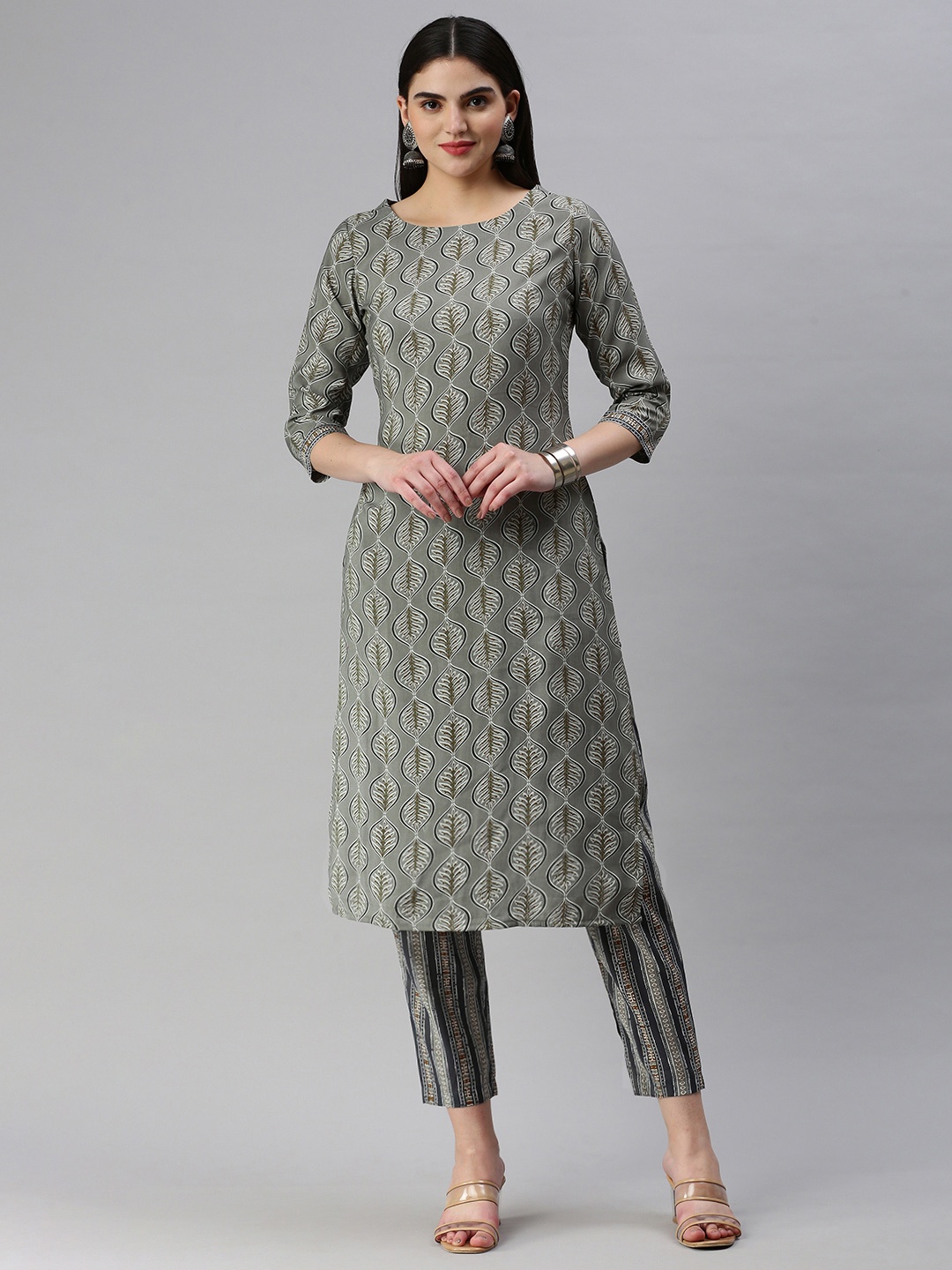 

HRITIKA Floral Printed Regular Chanderi Cotton Kurta With Trousers, Grey