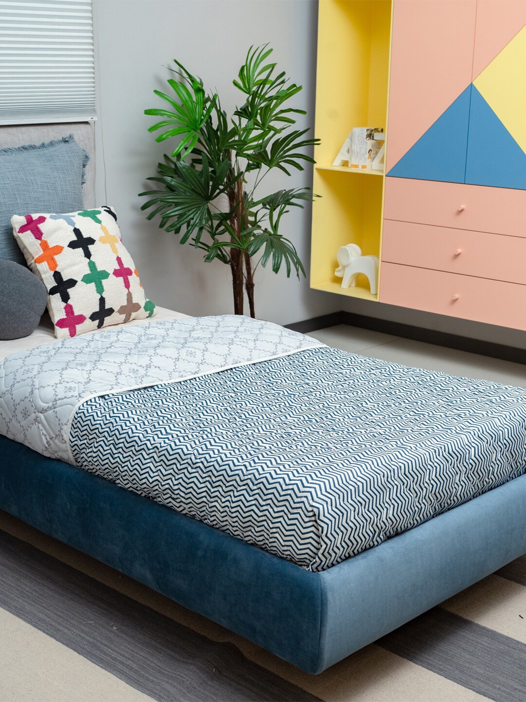 

URBAN SPACE California Geometric Print AC Room 300 GSM Single Bed Blanket, White