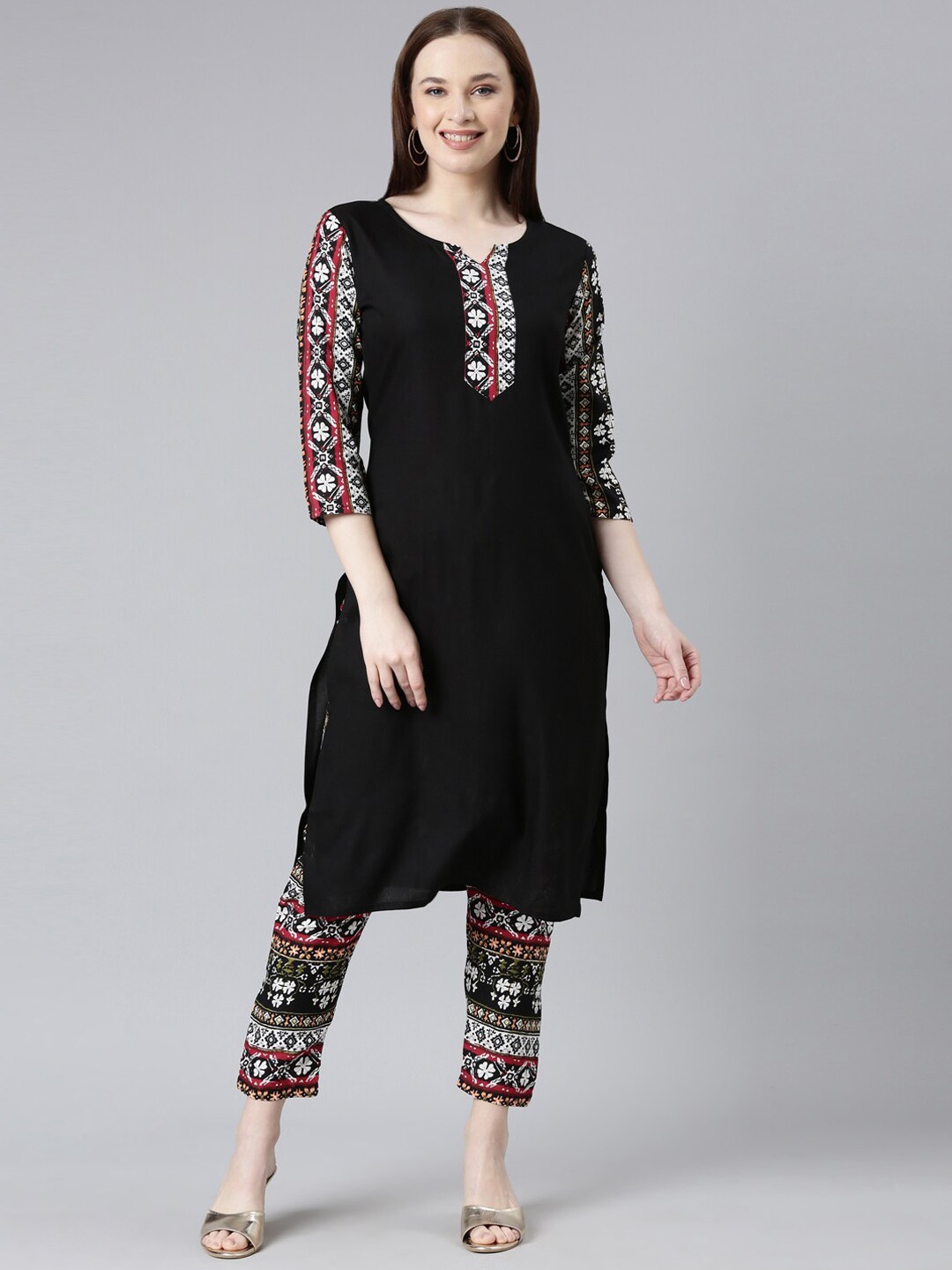 

ERISHA Floral Printed Notched Neck Kurta with Trousers, Black