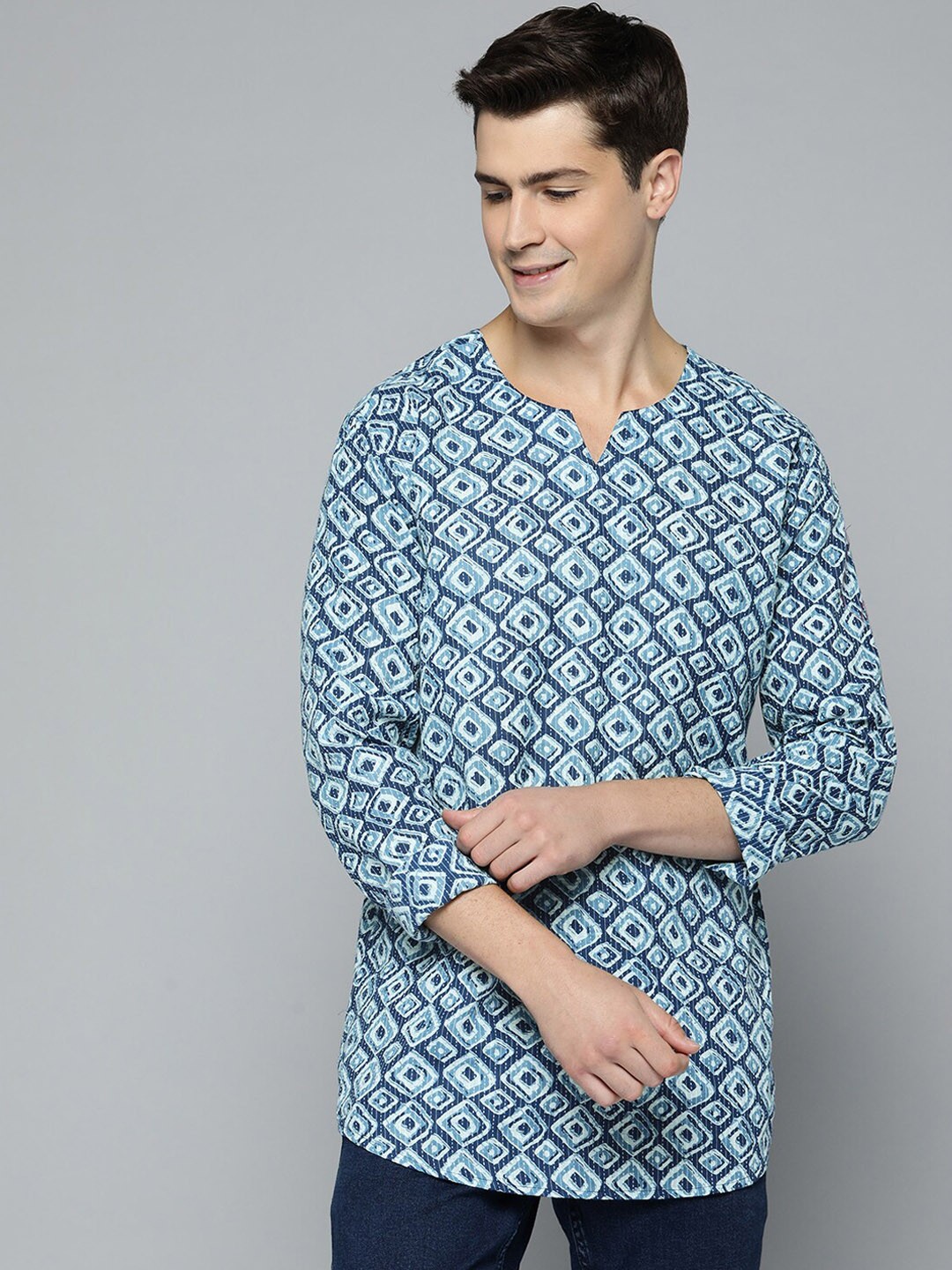 

MALHAAR Geometric Printed Notched Neck Long Sleeves Chanderi Silk Short Kurta, Blue