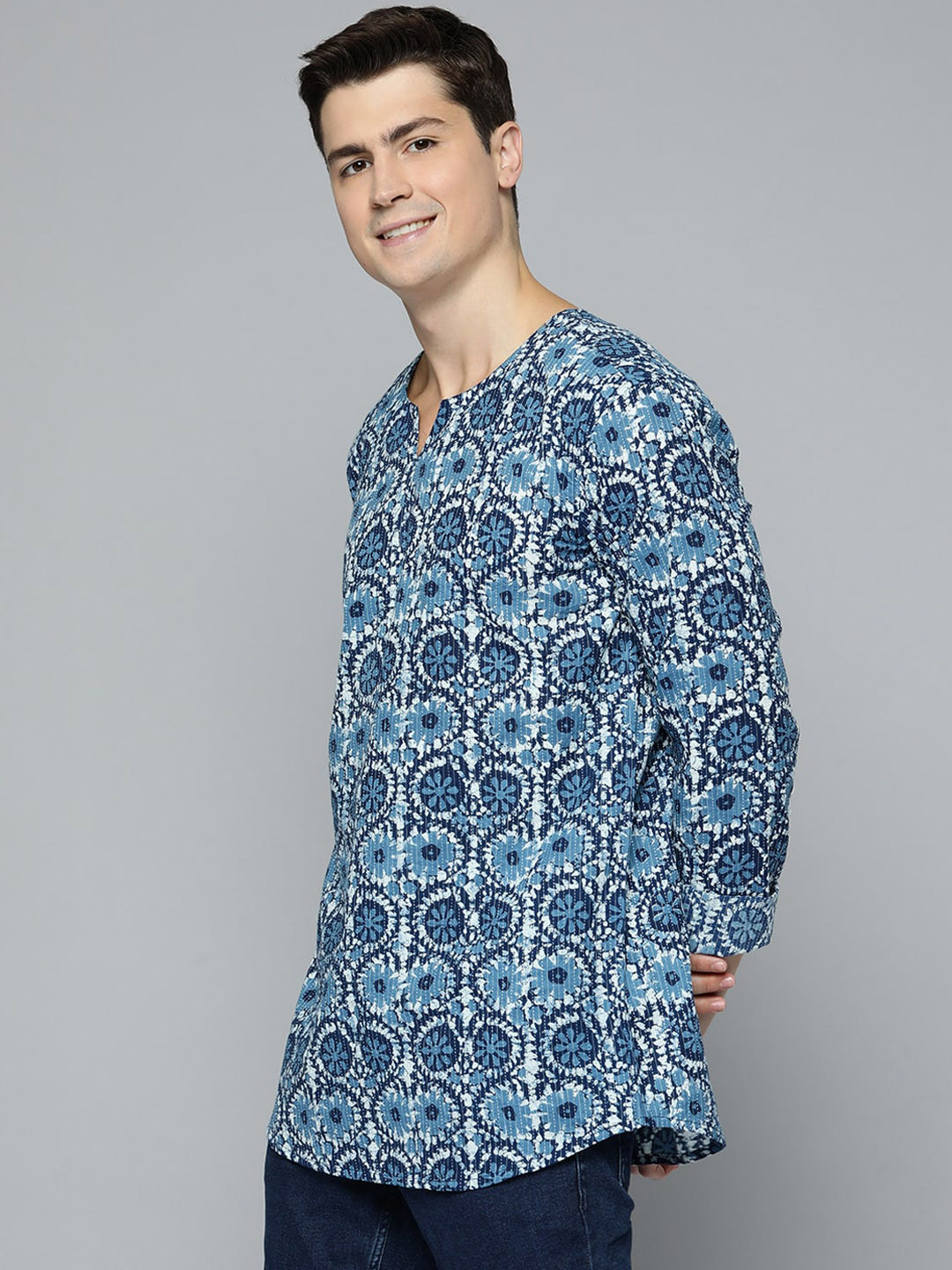 

MALHAAR Floral Printed Mandarin Collar Roll-Up sleeves Chanderi Silk Straight Kurta, Blue