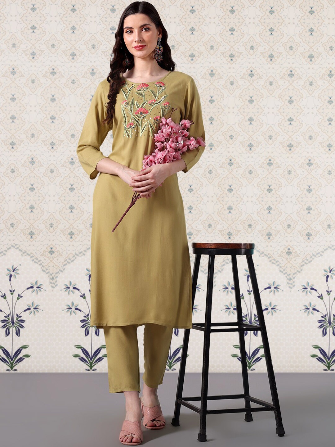 

Ode by House of Pataudi Floral Embroidered Regular Kurta With Trousers, Green