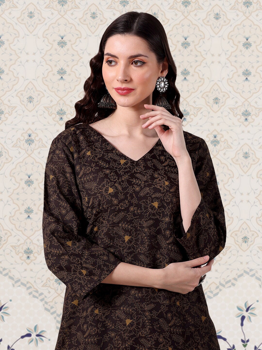 

Ode by House of Pataudi Floral Printed V-Neck Kurta With Trousers, Brown