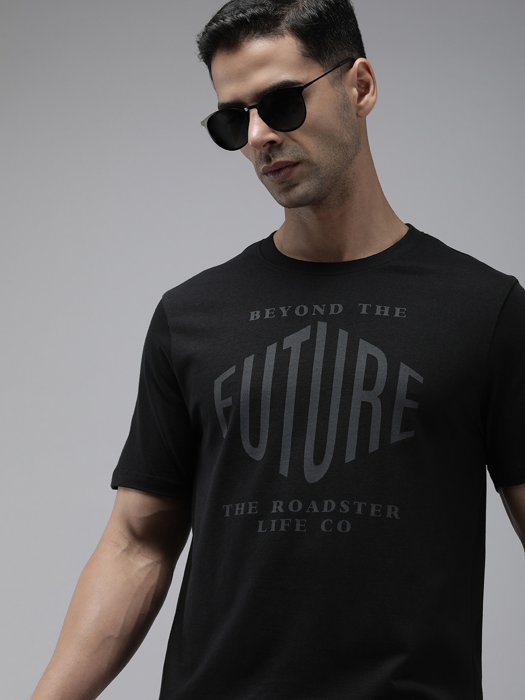 

Roadster Men Graphic Printed Regular Fit T-shirt, Black