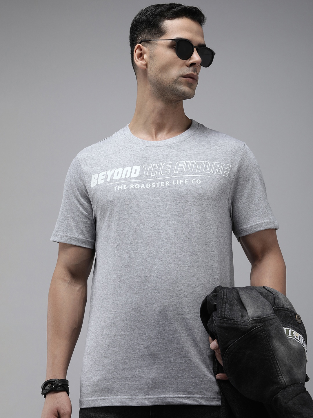 

Roadster Men Graphic Printed Regular Fit T-shirt, Grey melange