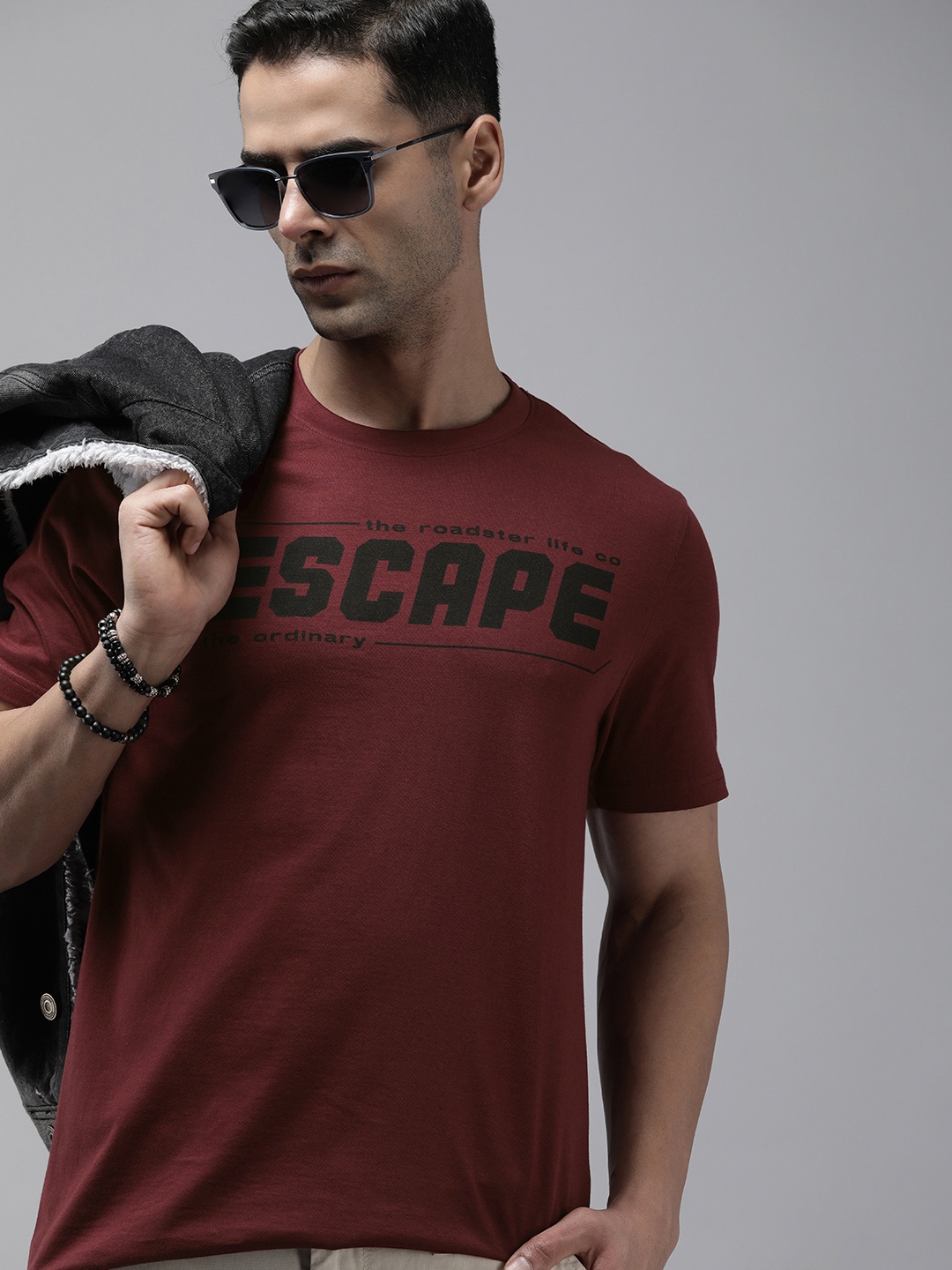 

Roadster Men Graphic Printed Regular Fit T-shirt, Maroon