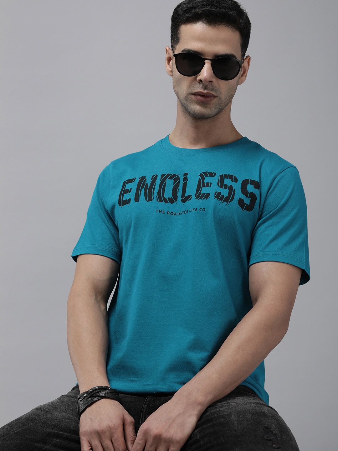 

Roadster Men Graphic Printed Regular Fit T-shirt, Blue