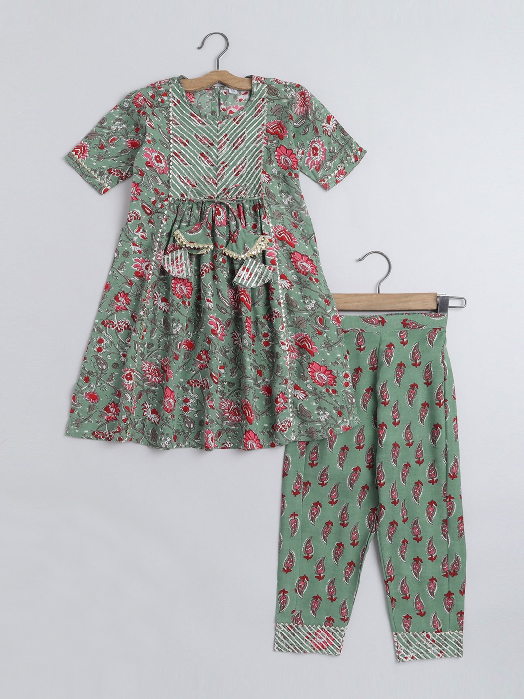 

The Magic Wand Girls Floral Printed Regular Kurta With Trousers, Green