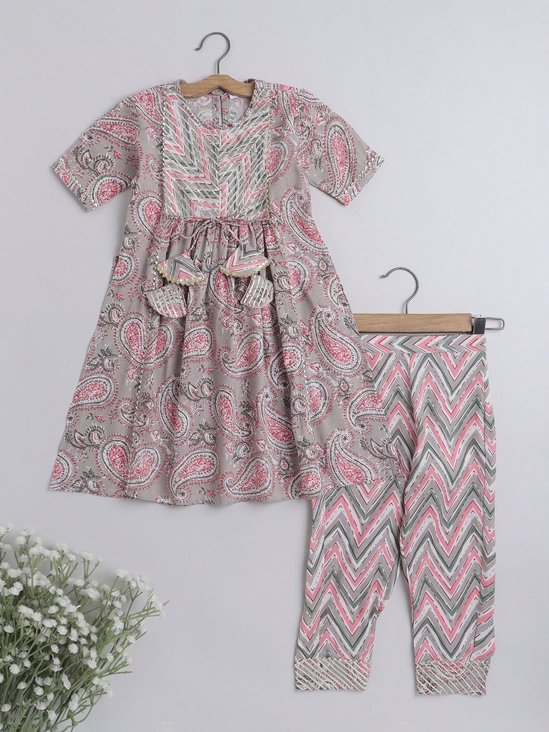 

The Magic Wand Girls Paisley Printed Regular Kurta With Trousers, Grey
