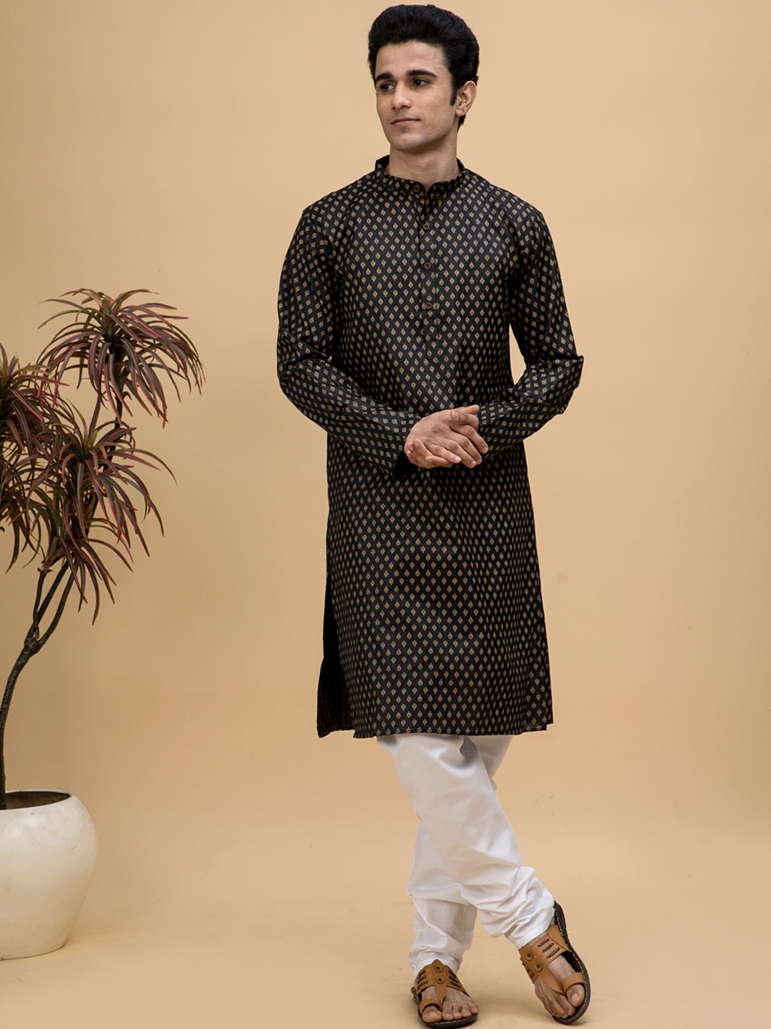 

NEUDIS Ethnic Motifs Printed Regular Kurta with Churidar, Black