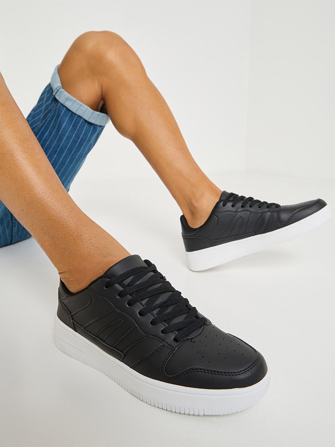

Styli Men Textured Low Top Lace Up Sneakers, Black