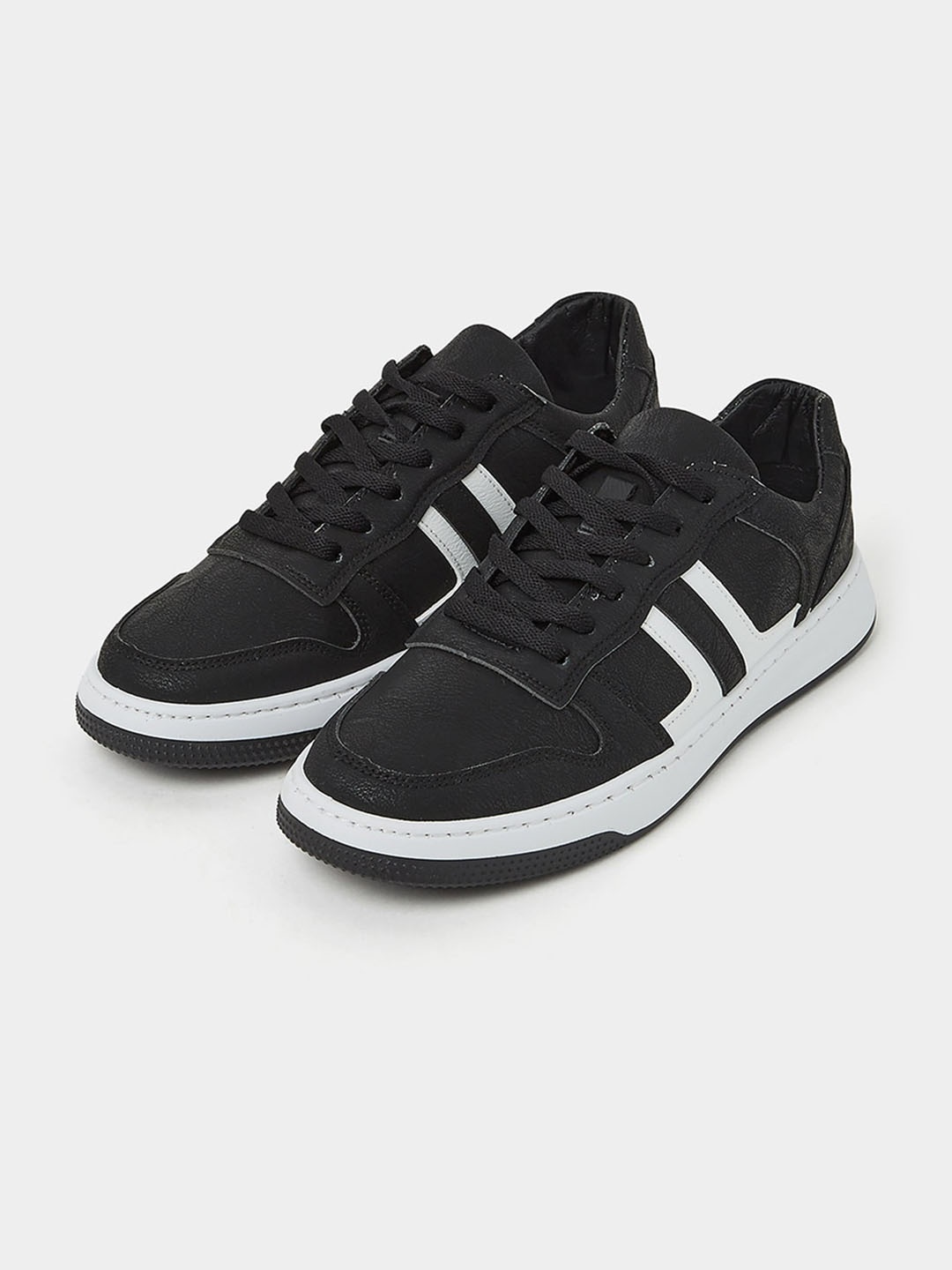 

Styli Men Contrast Panel Low Top Lace-Up Sneakers, Black