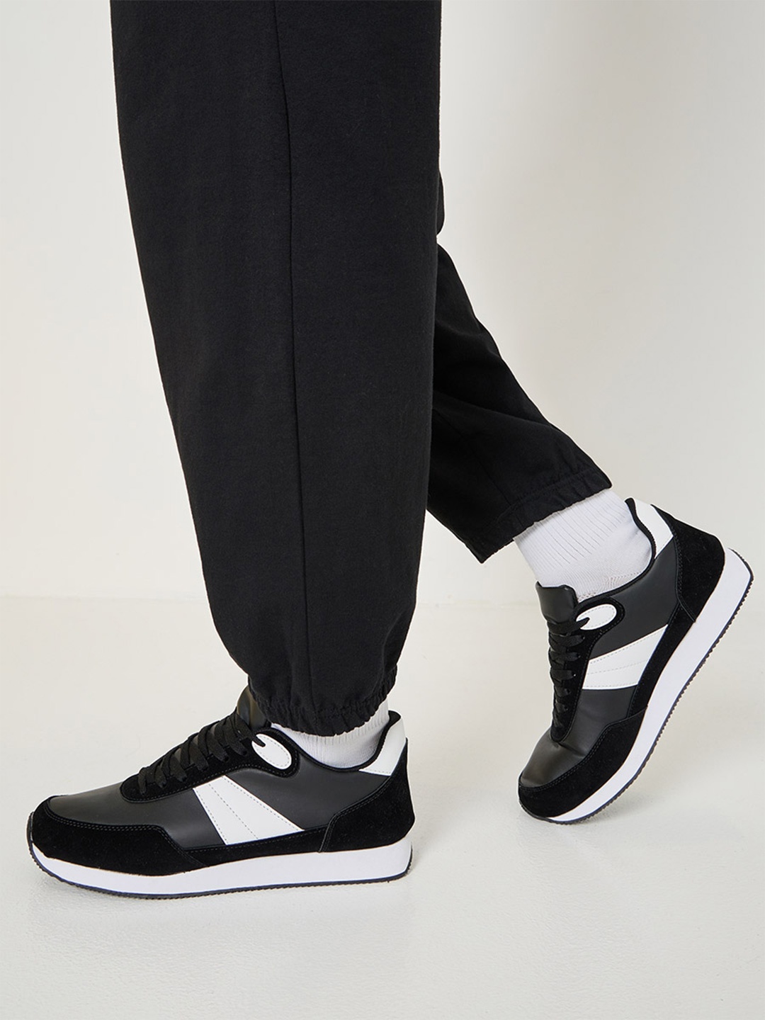 

Styli Men Colourblocked Lace Up Canvas Sneakers, Black