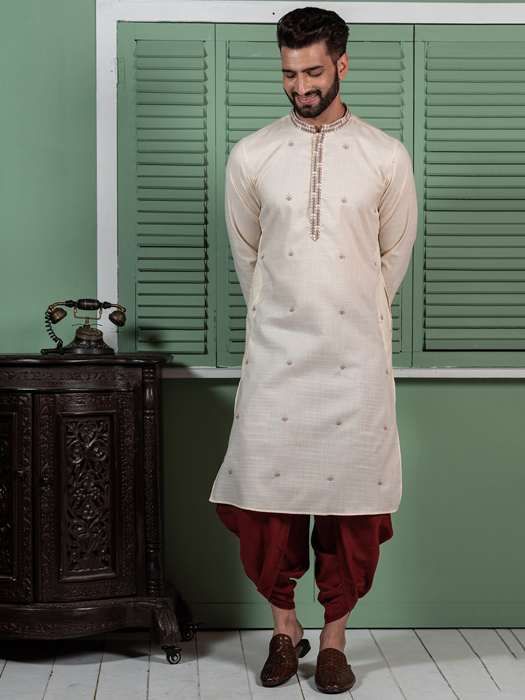 

KISAH Ethnic Motif Embroidered Mandarin Collar Thread Work Kurta, Beige