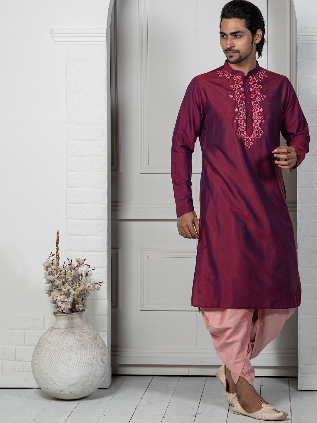 

KISAH Yoke Design Mandarin Collar Thread Work Kurta, Magenta