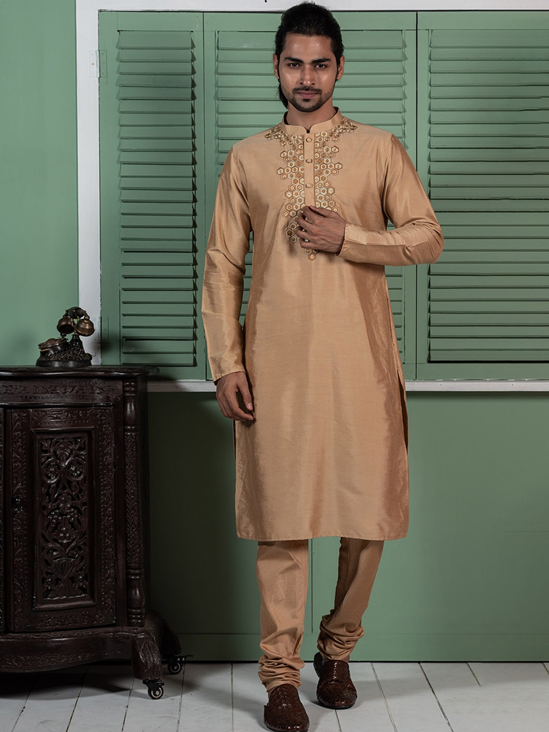 

KISAH Mandarin Collar Ethnic Motifs Yoke Design Thread Work Kurta, Gold
