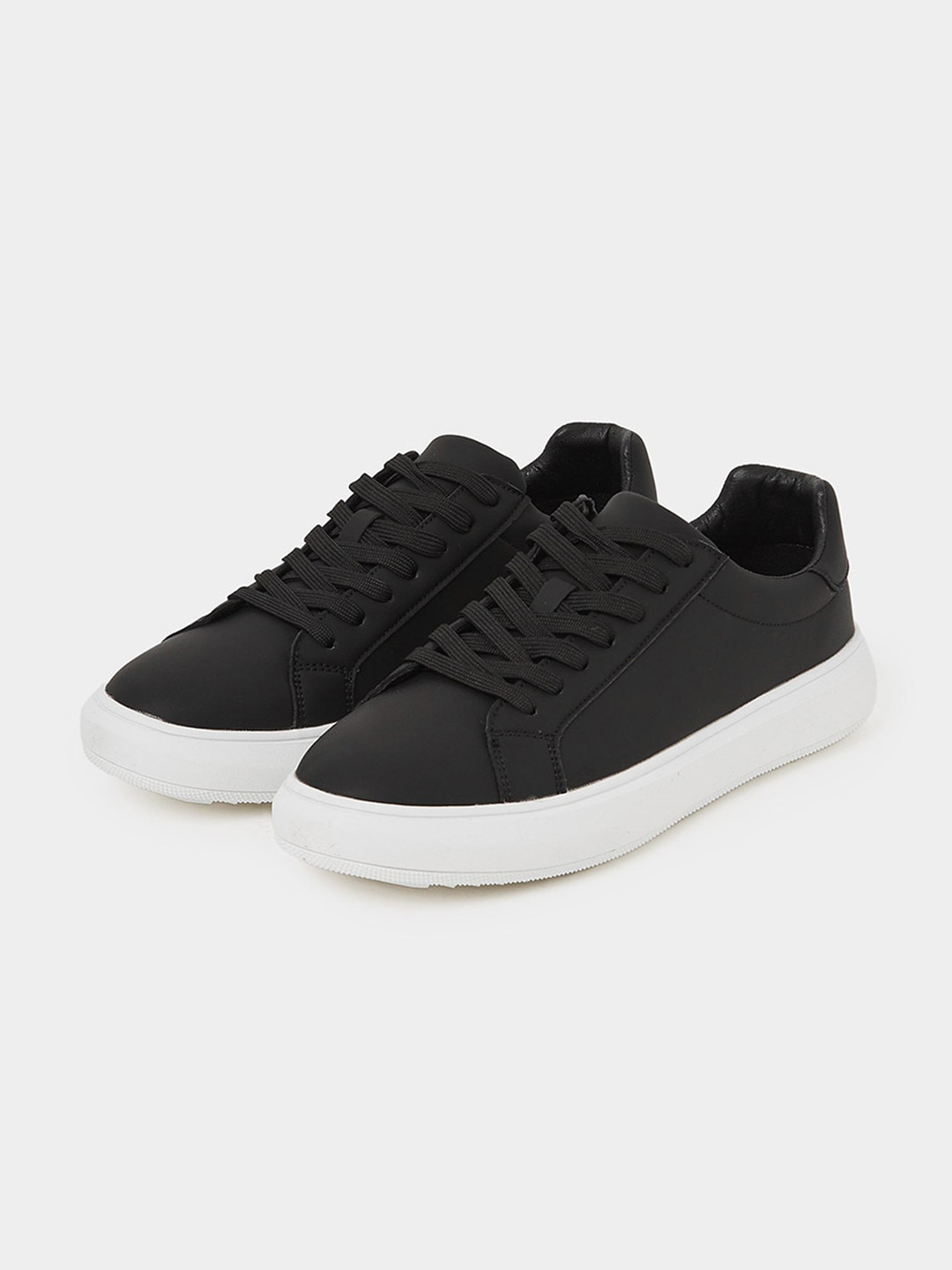 

Styli Men Narrow Contrast Sole Sneakers, Black