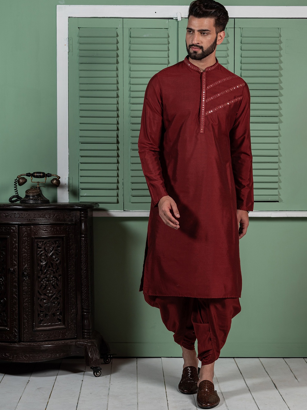 

KISAH Mirror Work Mandarin Collar Cotton Straight Kurta, Maroon