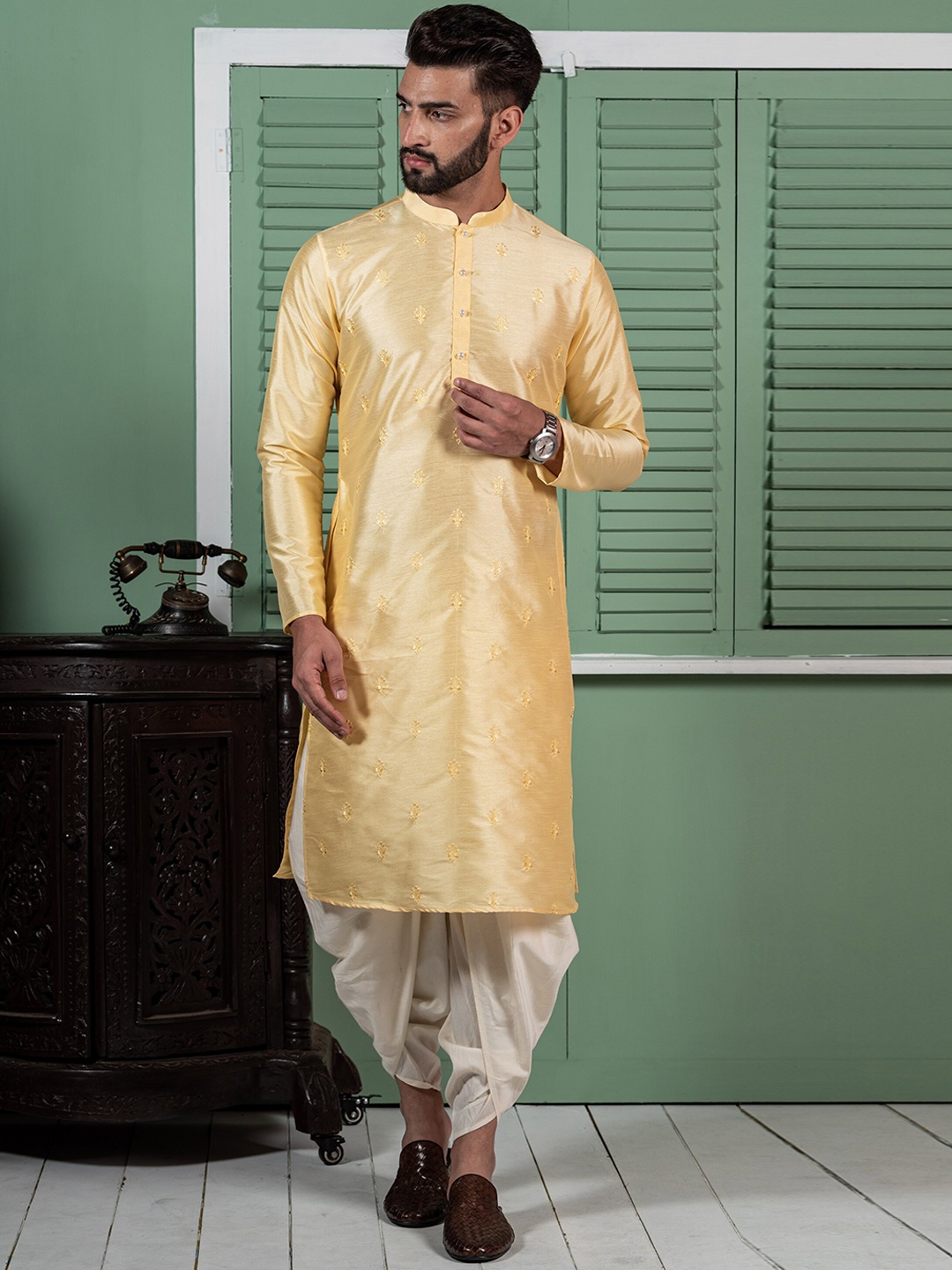 

KISAH Ethnic Motif Embroidered Mandarin Collar Thread Work Kurta, Yellow