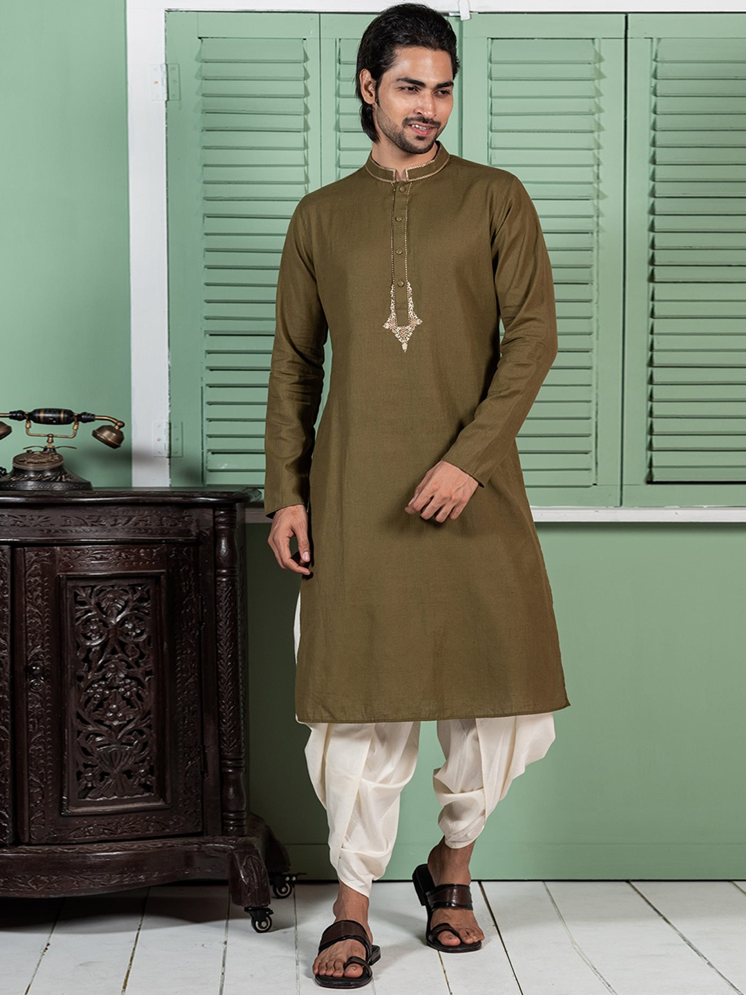 

KISAH Mandarin Collar Thread Work Kurta, Olive