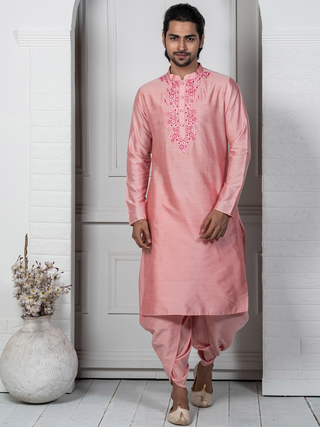 

KISAH Geometric Embroidered Mandarin Collar Thread Work Kurta, Pink