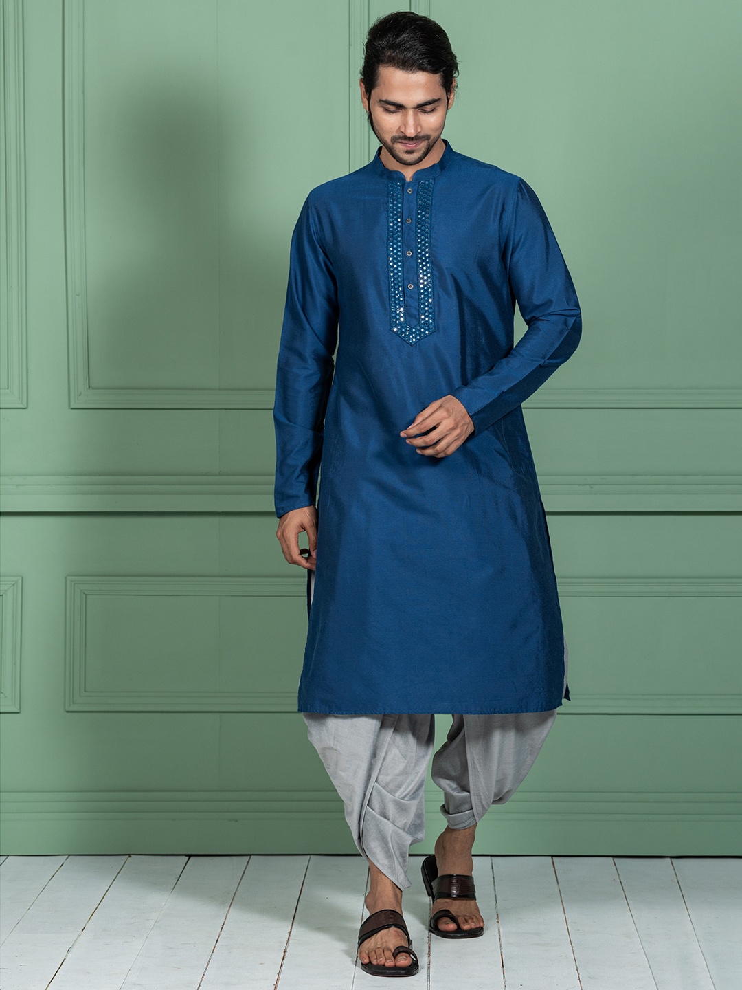 

KISAH Embellished Mirror Work Mandarin Collar Straight Kurta, Navy blue