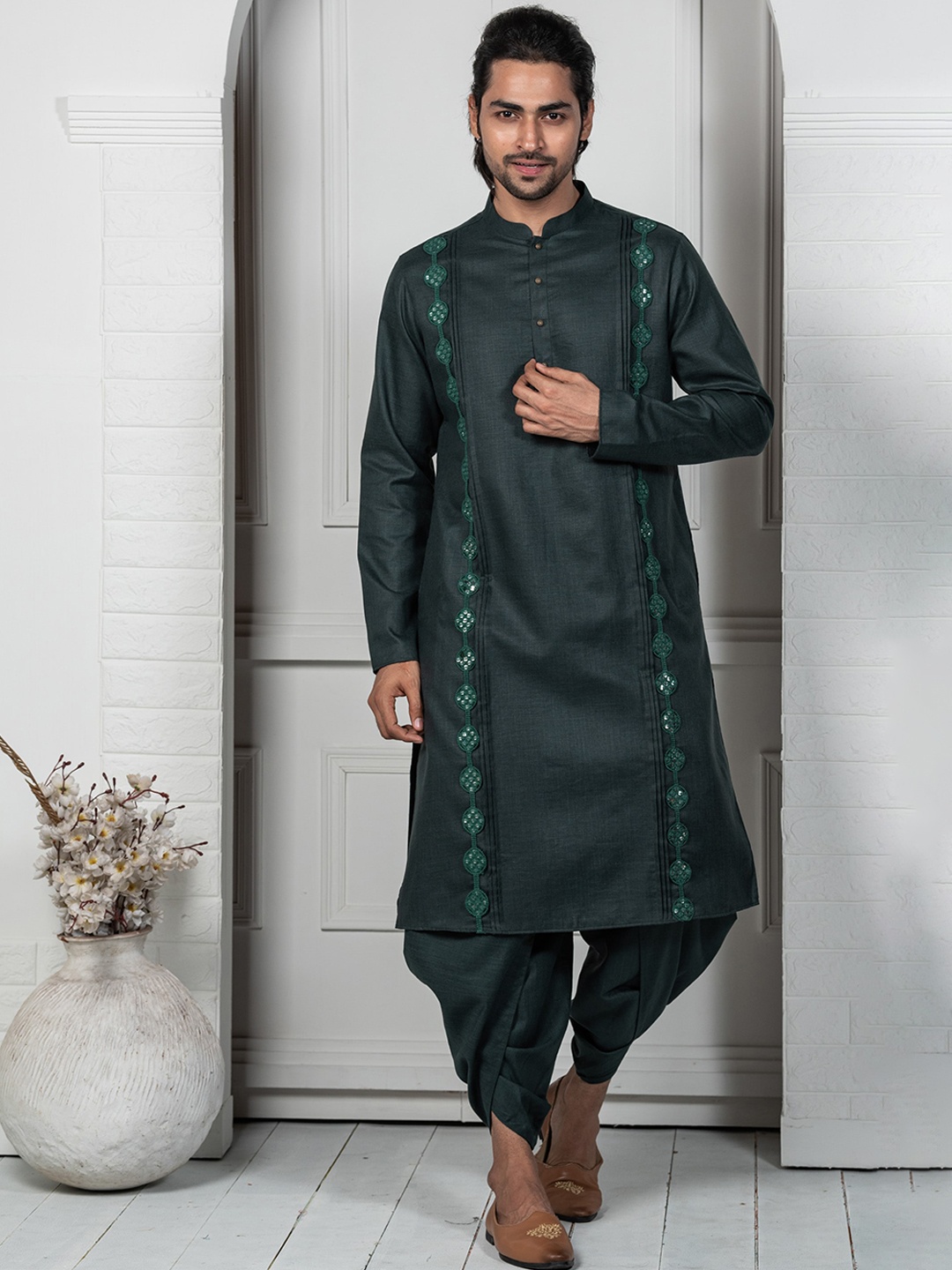 

KISAH Embellished Mirror Work Mandarin Collar Straight Kurta, Green