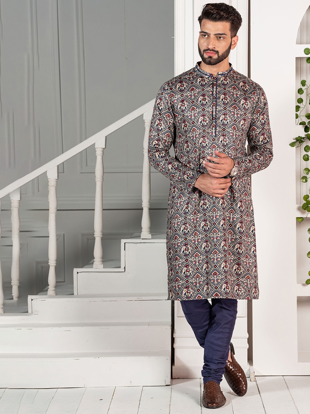 

KISAH Ethnic Motifs Printed Mandarin Collar Thread Work Kurta, Grey