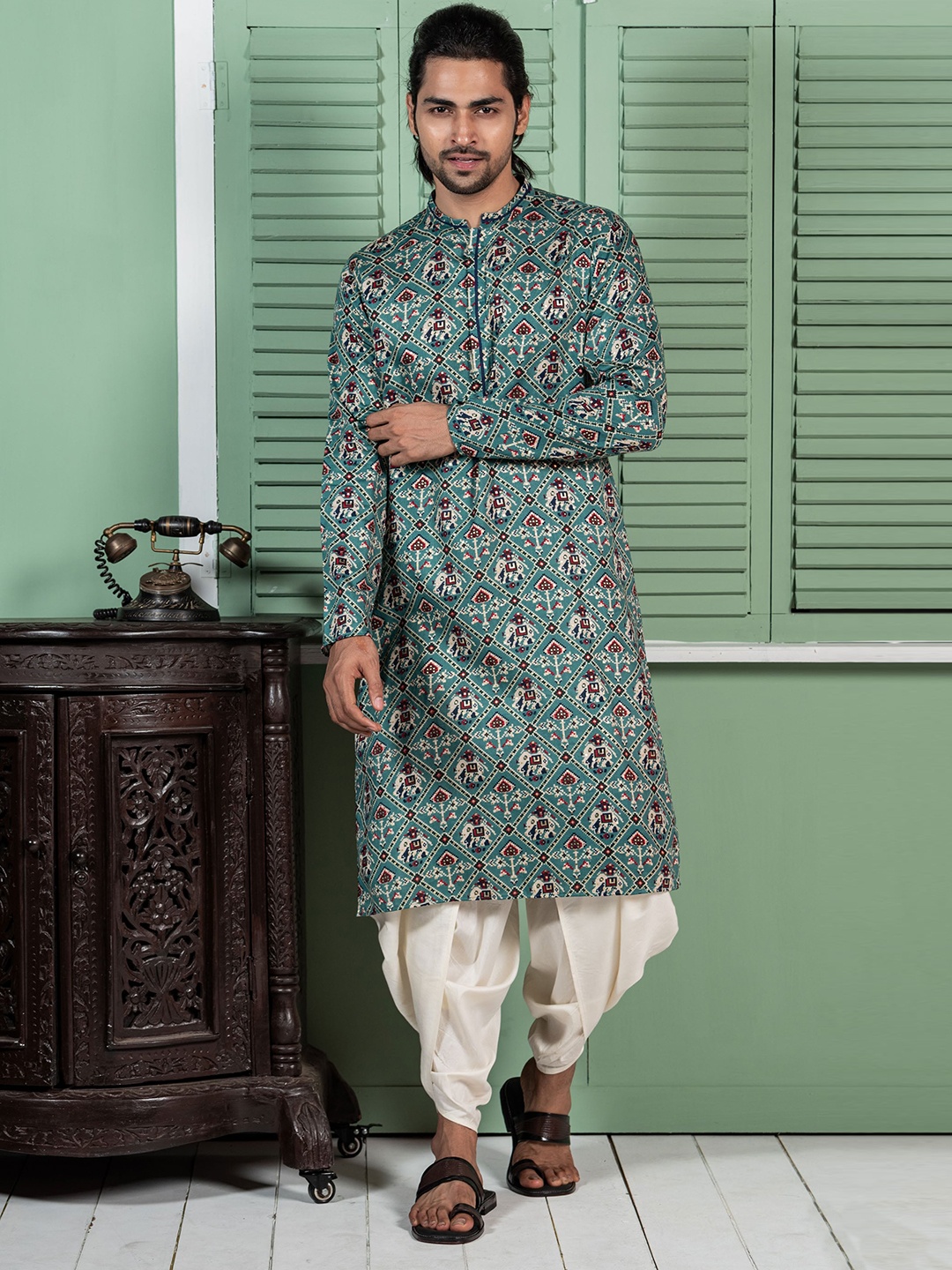

KISAH Ethnic Motifs Printed Mandarin Collar Thread Work Kurta, Teal