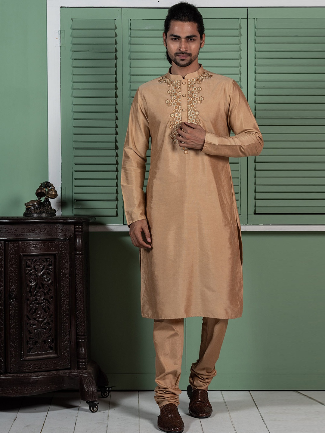 

KISAH Geometric Yoke Design Mandarin Collar Thread Work Kurta, Beige