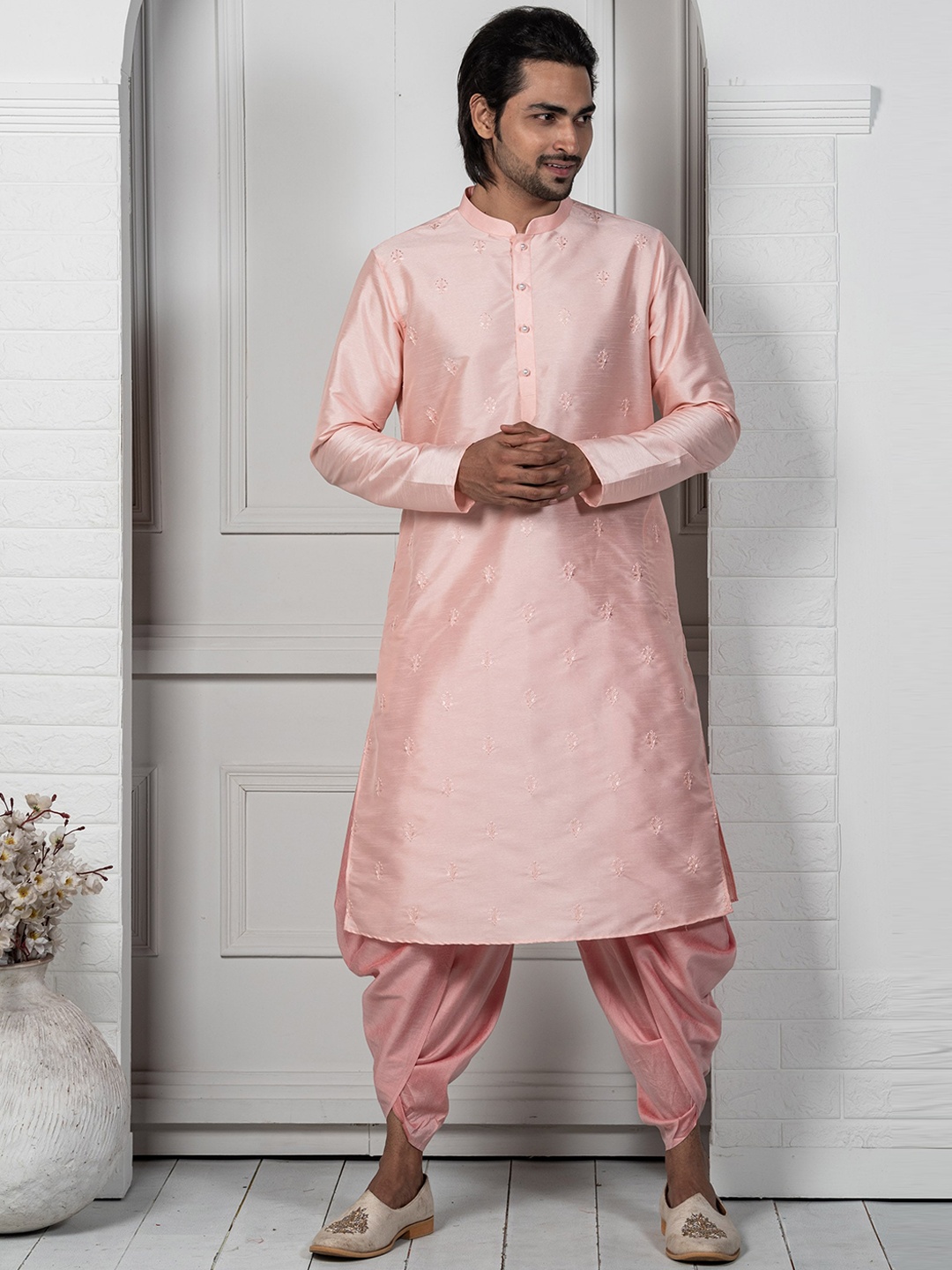 

KISAH Ethnic Motif Embroidered Mandarin Collar Thread Work Kurta, Pink