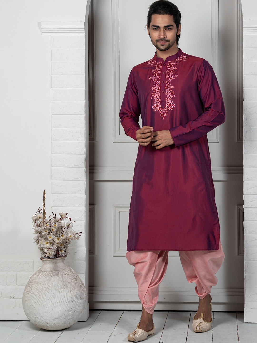 

KISAH Geometric Embroidered Mandarin Collar Thread Work Kurta, Magenta