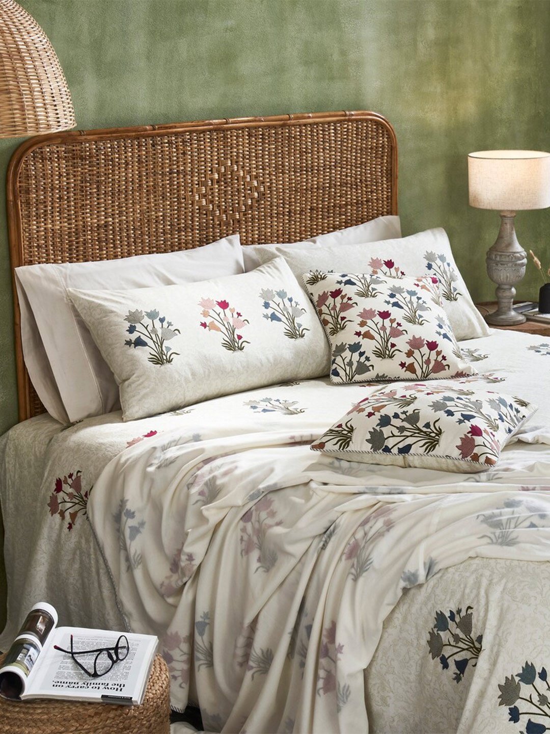 

HOUMN White & Pink Floral Mild Winter 210 GSM Cotton Single Bed Dohar