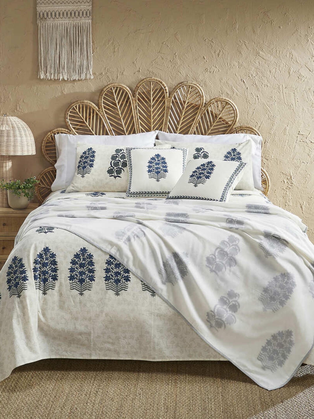 

HOUMN White & Blue Floral Mild Winter 210 GSM Cotton Double Bed Dohar