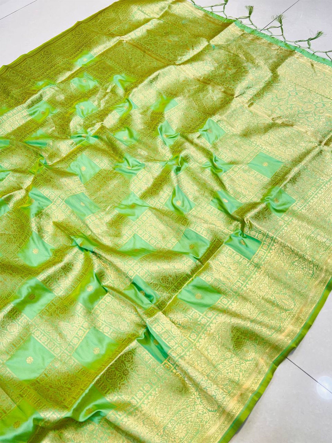 

Royal Rajgharana Saree Ethnic Motif Silk Blend Banarasi Zari Sarees, Sea green