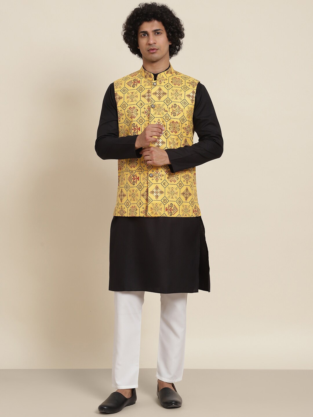 

SOJANYA Mandarin Collar Regular Kurta With Pyjamas & Nehru Jacket, Black