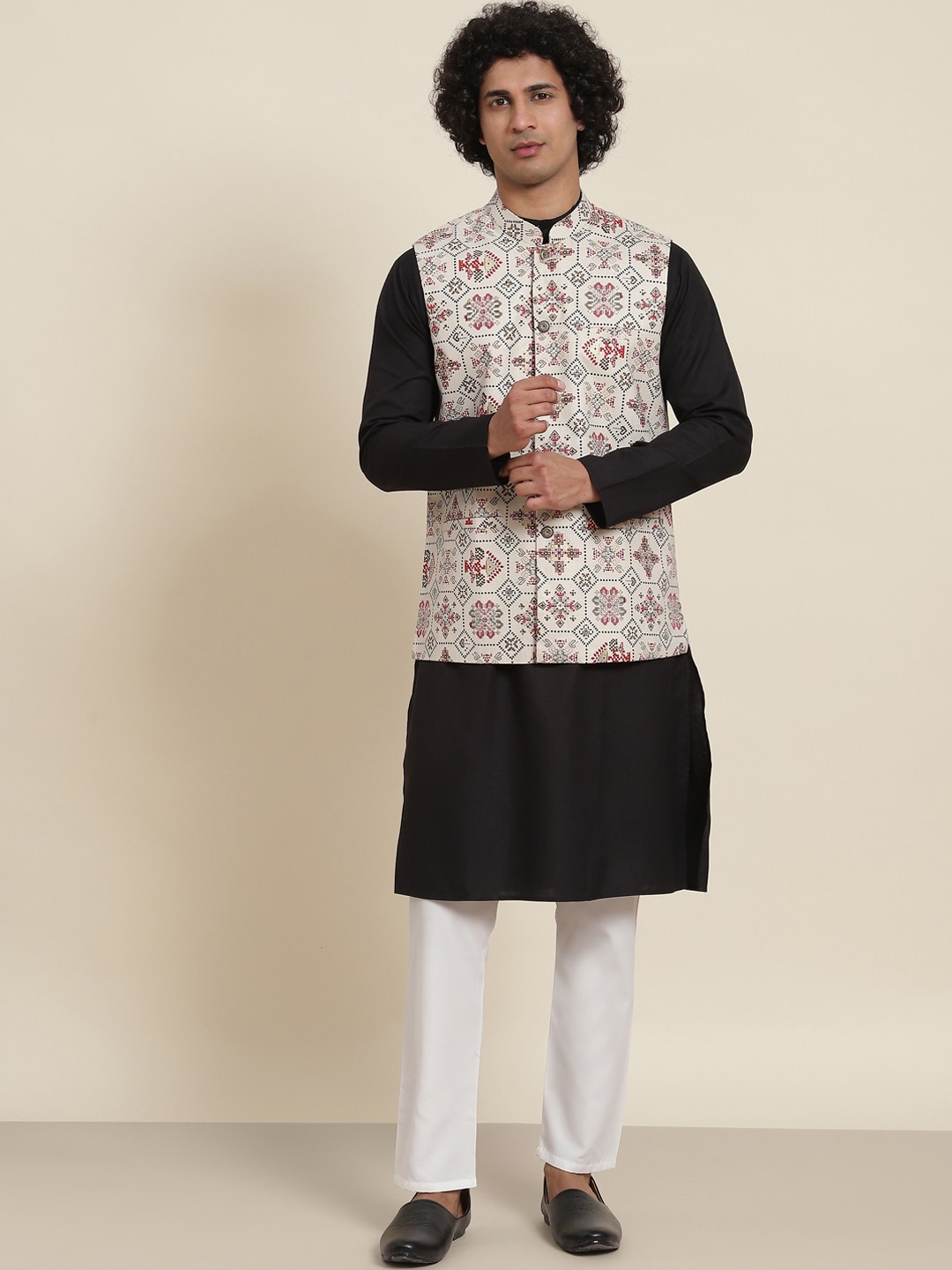 

SOJANYA Mandarin Collar Regular Kurta With Pyjamas & Nehru Jacket, Black