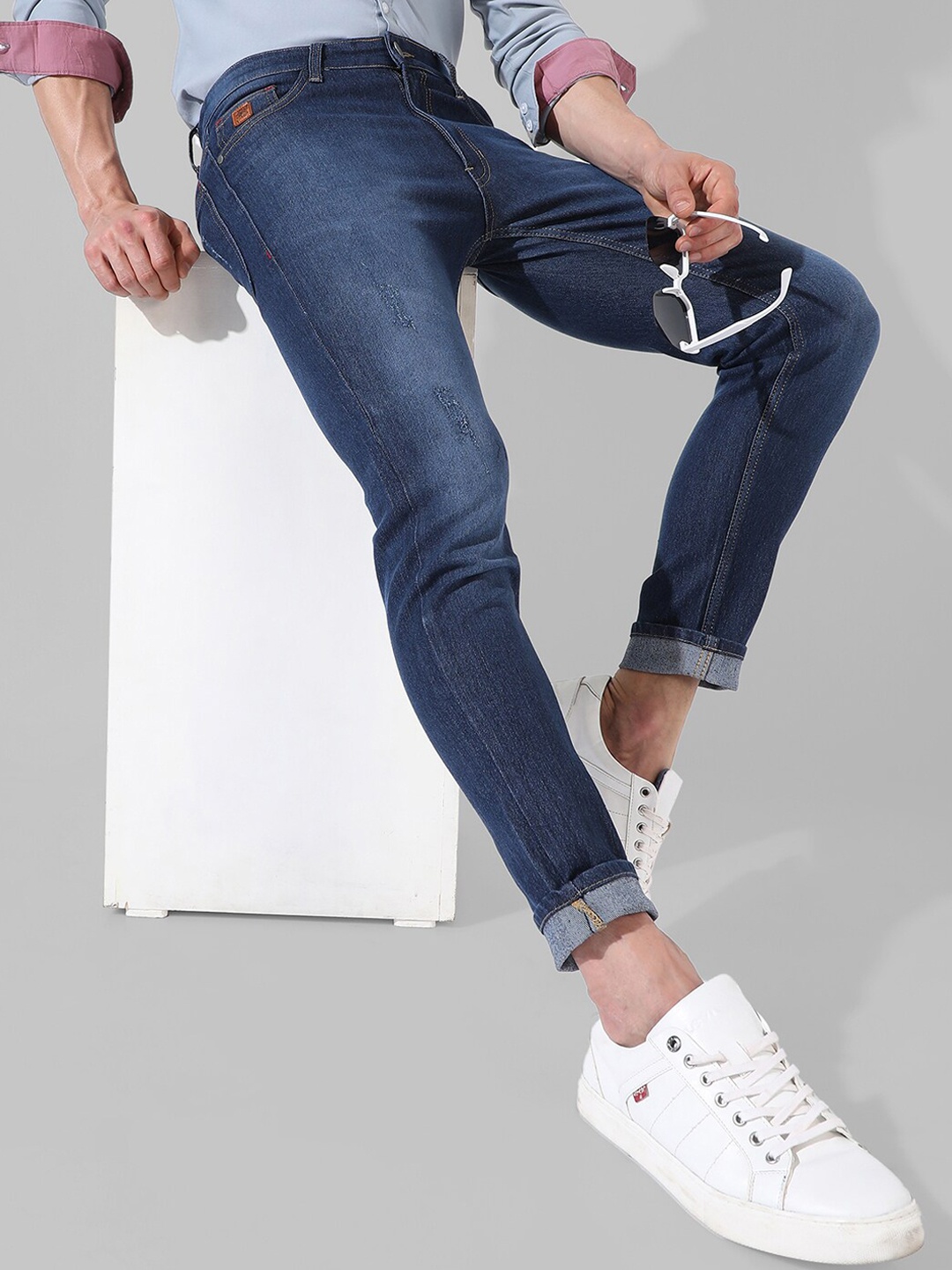 

Campus Sutra Men Smart Slim Fit Low Distressed Light Fade Stretchable Cotton Jeans, Blue