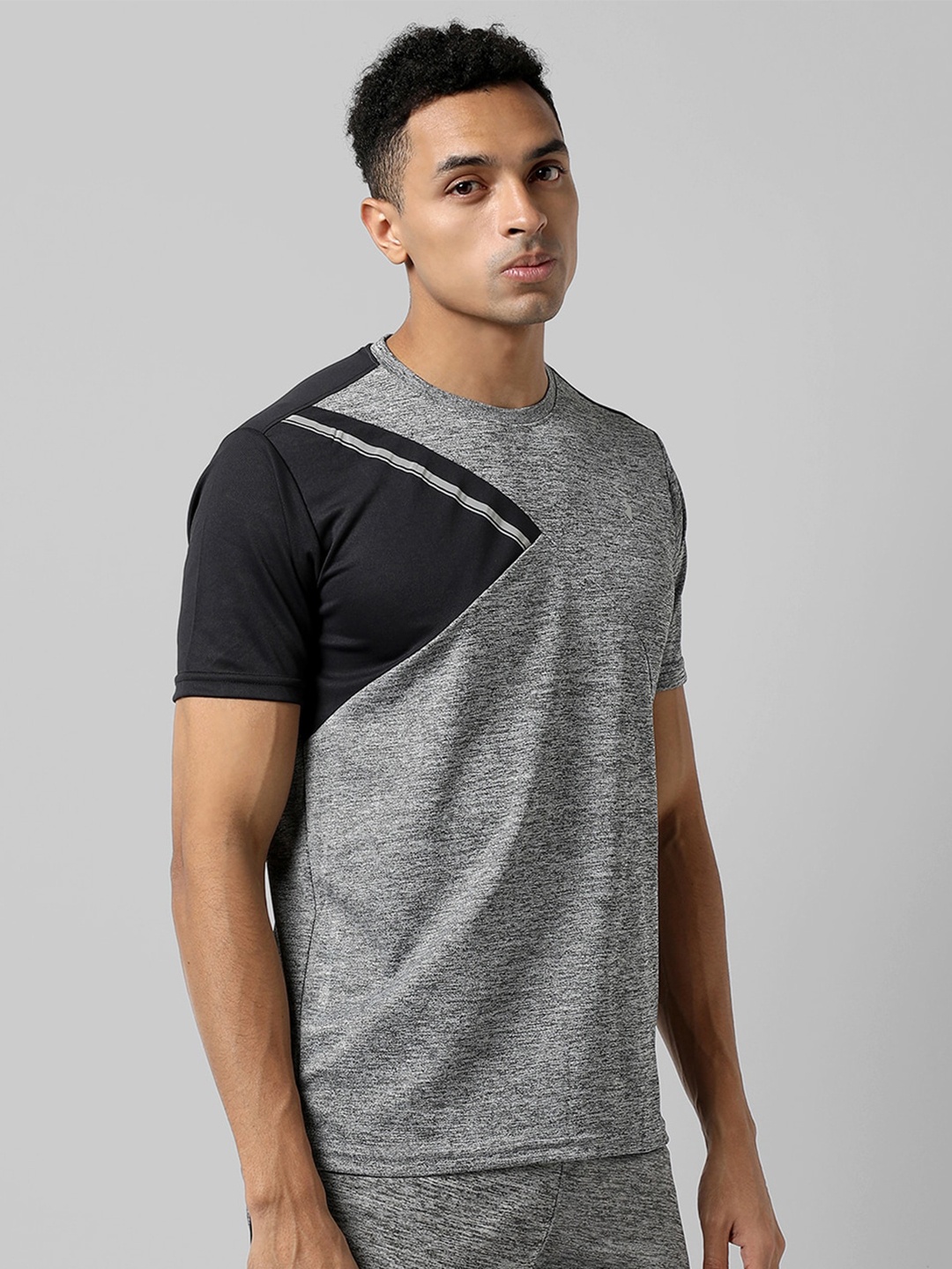 

Campus Sutra Colourblocked Outdoor T-shirt, Grey melange