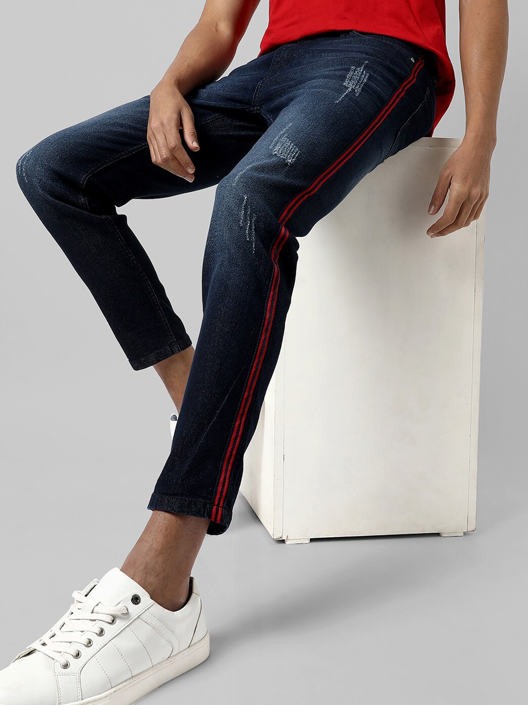 

Campus Sutra Men Smart Slim Fit Low Distress Light Fade Stretchable Cotton Jeans, Navy blue
