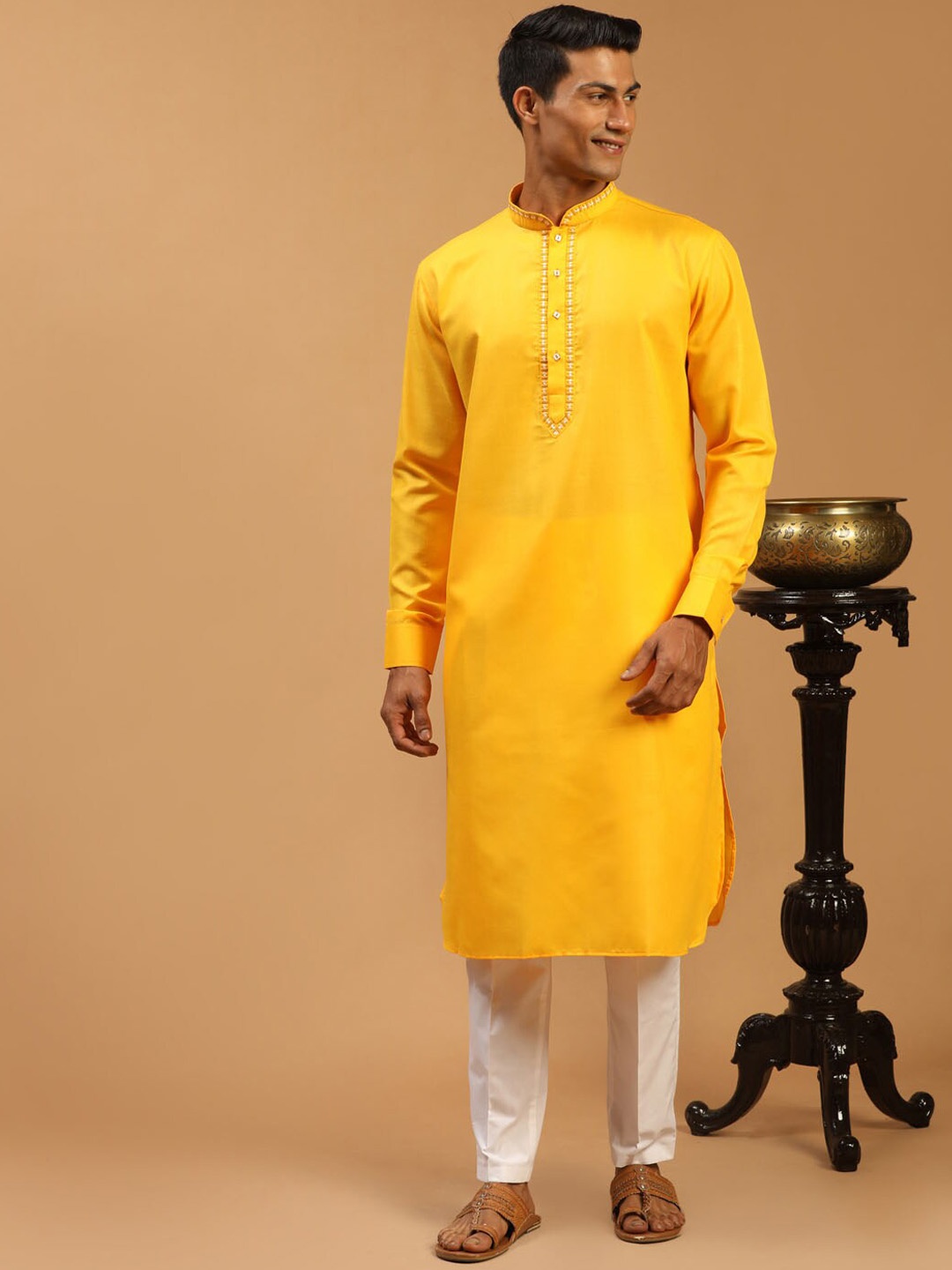 

VASTRAMAY Mandarin Collar Curved Hem Kurta with Pyjamas, Yellow